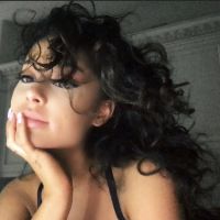 Ariana Grande aparece com o cabelo natural e surpreende fãs com os seus belos cachos