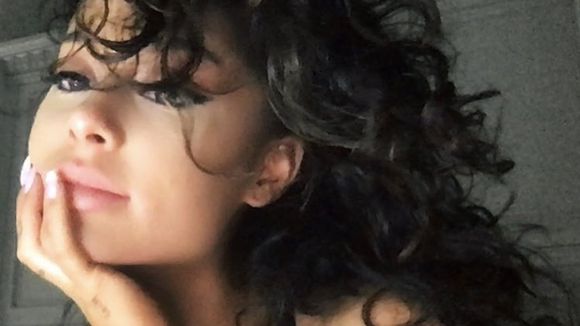 Ariana Grande aparece com o cabelo natural e surpreende fãs com os seus belos cachos
