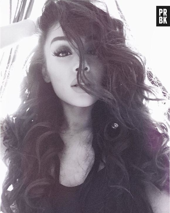 Ariana Grande aparece com o cabelo cacheado e arranca elogios dos fãs