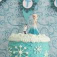  Depois do sucesso de "Frozen - Uma Aventura Congelante" em 2014, o que n&atilde;o faltam s&atilde;o bolos da Elsa por a&iacute;! 
