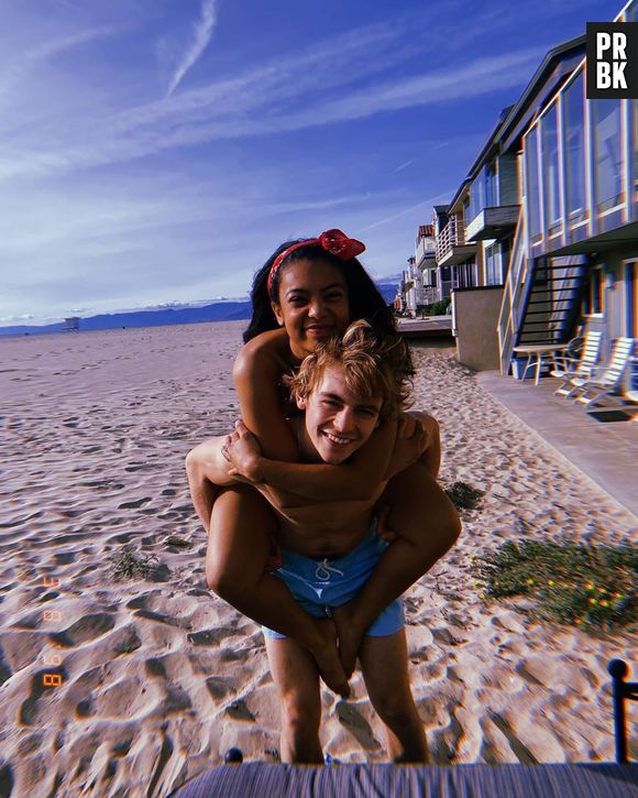 Ross Lynch diz que ele e Jaz Sinclair estão muito felizes e não vai se importar com comentários racistas sobre o seu relacionamento