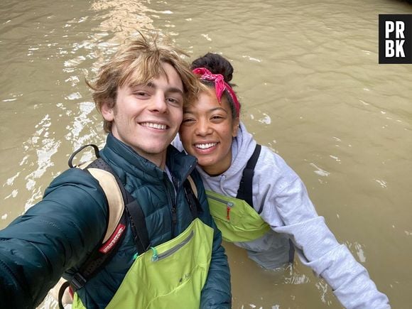 Ross Lynch e Jaz Sinclair estão namorando, assim como os seus personagens de "O Mundo Sombrio de Sabrina"