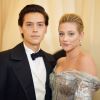 Namoro de Lili Reinhart e Cole Sprouse, de "Riverdale", chega ao fim