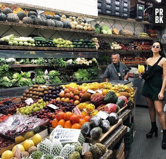 Dua Lipa posa no Mercado Público de Porto Alegre durante passagem pelo Brasil