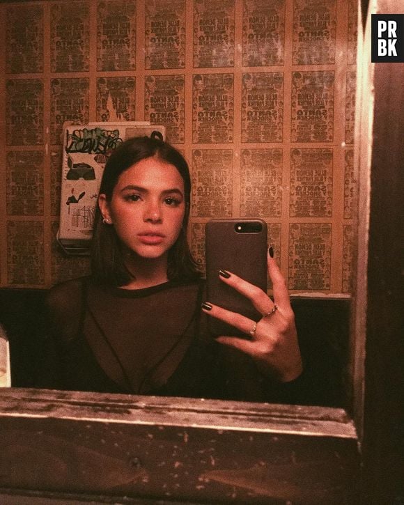 Bruna Marquezine dá continuidade ao processo de transição capilar e exibe resultado