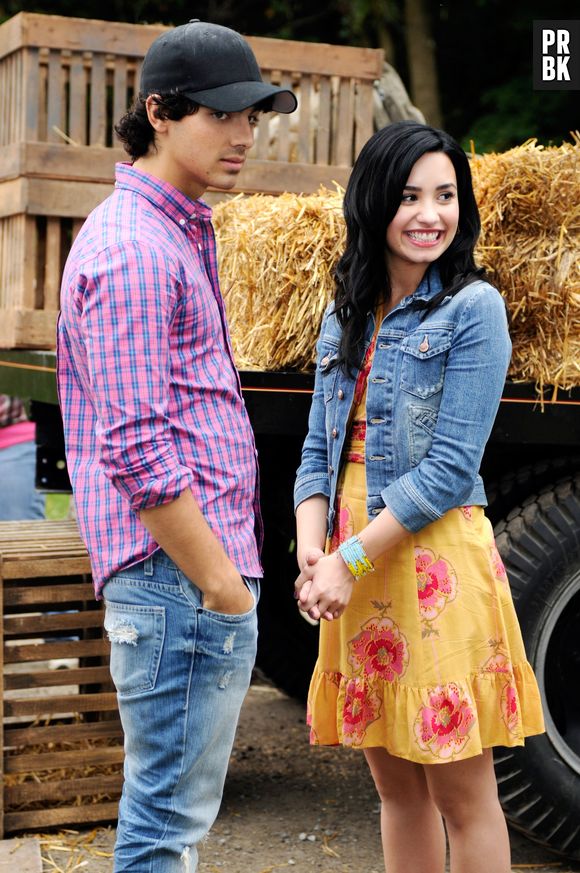 "Camp Rock": Demi Lovato viraliza ao postar sequência de Stories revendo o filme