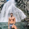 Taylor Perez, de "A Barraca do Beijo 2", posta fotos em cachoeira e exibe corpo sarado