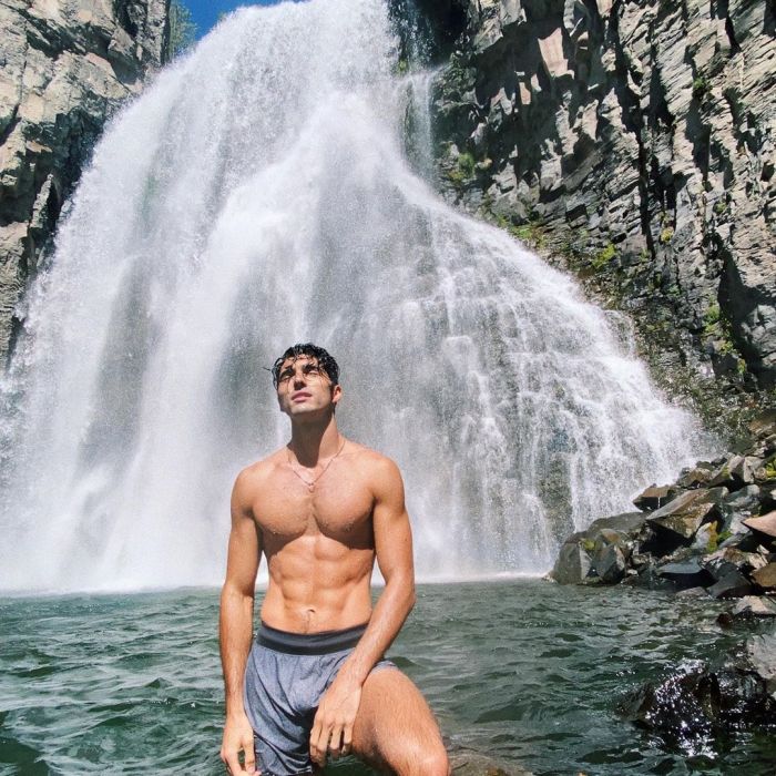 Taylor Perez, de &quot;A Barraca do Beijo 2&quot;, posta fotos em cachoeira e exibe corpo sarado