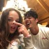Joey King e Taylor Perez comemoram sucesso de "A Barraca do Beijo 2" em viagem com os amigos