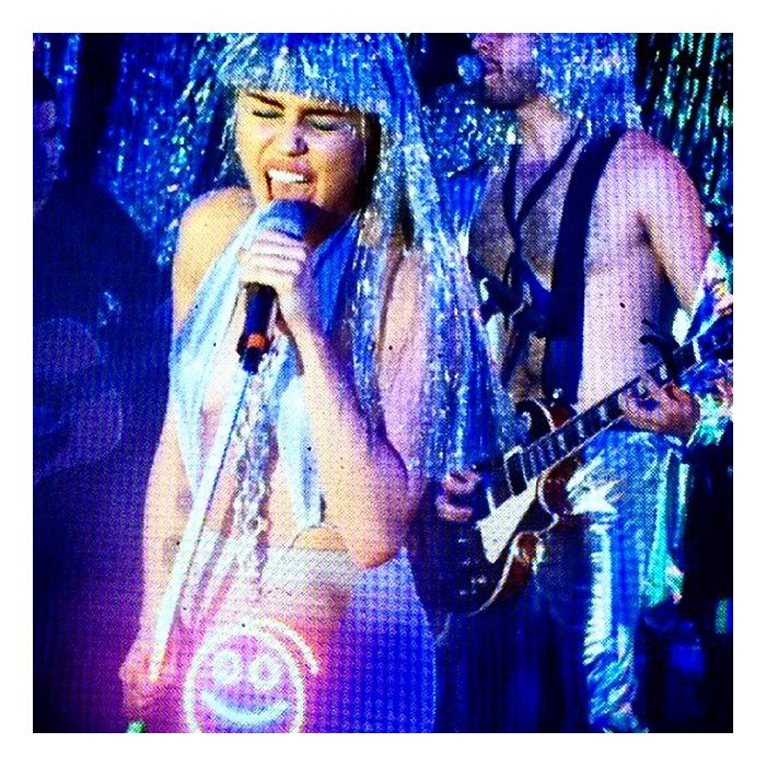  A cantora Miley Cyrus causou muito durante sua apresenta&amp;ccedil;&amp;atilde;o e postou v&amp;aacute;rias fotos no Instagram 