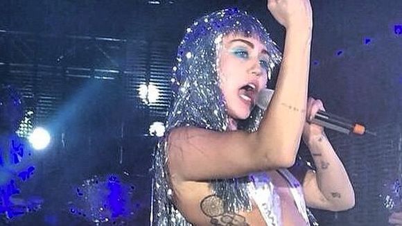 Miley Cyrus aparece com look inusitado e ousa ao mostrar o peito em show! Deu aloca?