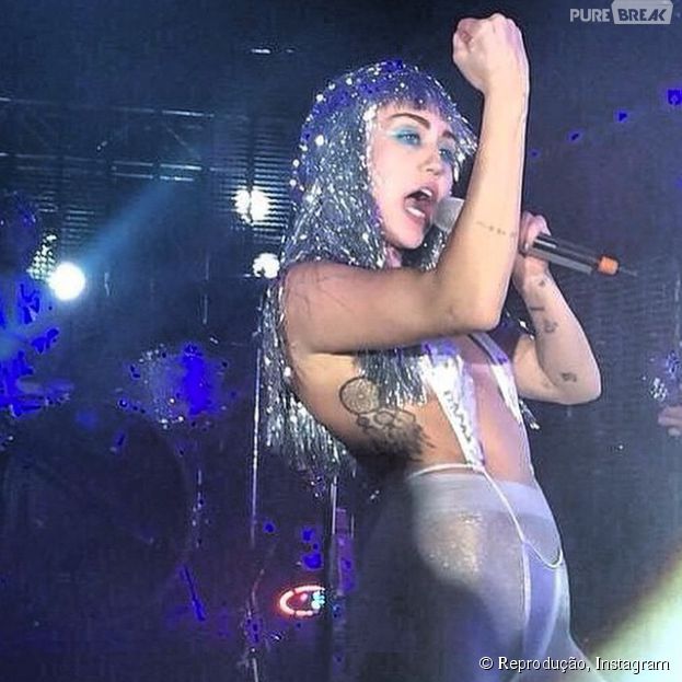 Com um look prateado, Miley Cyrus faz show bizarro nos Estados Unidos