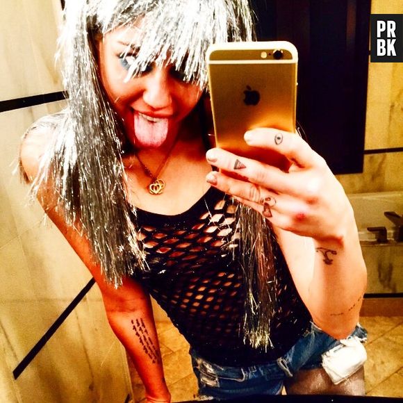 Na rede social, Miley Cyrus compartilha uma selfie em frente ao espelho: "Você sabe que a noite foi boa quando você acaba roubando a camisa de uma stripper"