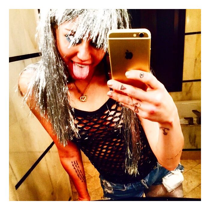  Na rede social, Miley Cyrus compartilha uma selfie em frente ao espelho: &quot;Voc&amp;ecirc; sabe que a noite foi boa quando voc&amp;ecirc; acaba roubando a camisa de uma stripper&quot; 