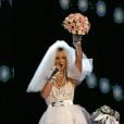Britney Spears performou vestida de noiva no VMA 2003