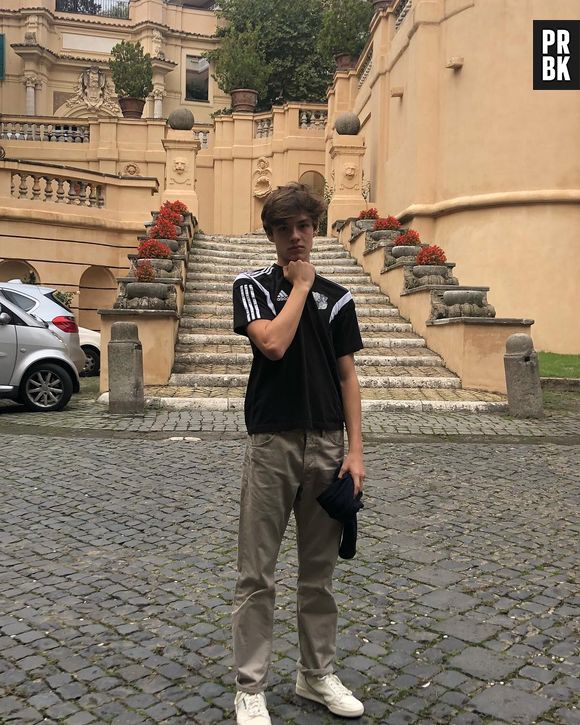 Louis Partridge, antes de "Enola Holmes", fazia parte da série italiana "Médici"