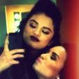 Selena Gomez postou foto com Demi Lovato nos bastidores do reality "The X-Factor USA"