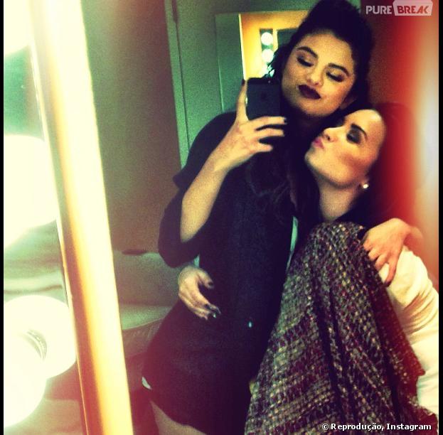Selena Gomez postou foto com Demi Lovato nos bastidores do reality "The X-Factor USA"