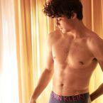 Sarado, Noah Centineo mostra que rotina de treino para viver super-heróis no cinema está funcionando