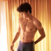 Sarado, Noah Centineo mostra que rotina de treino para viver super-heróis no cinema está funcionando