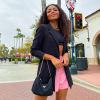 Any Gabrielly, a integrante brasileira do Now United, também usa looks cleans e mais sóbrios