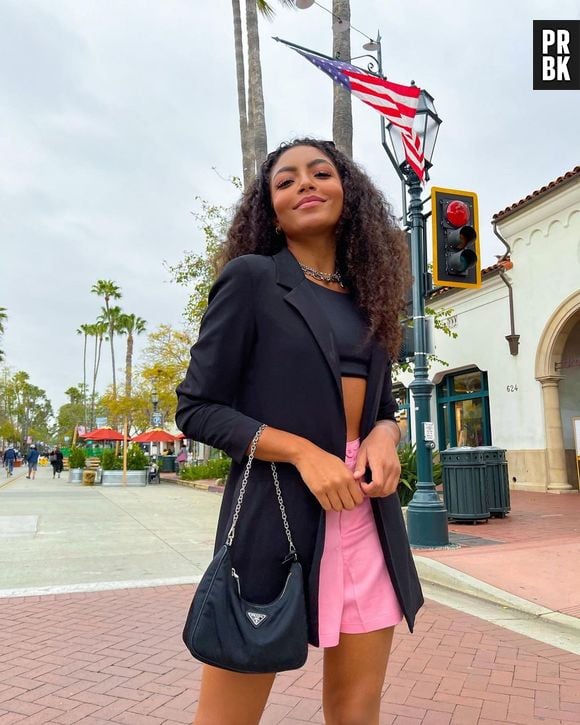 Any Gabrielly, a integrante brasileira do Now United, também usa looks cleans e mais sóbrios