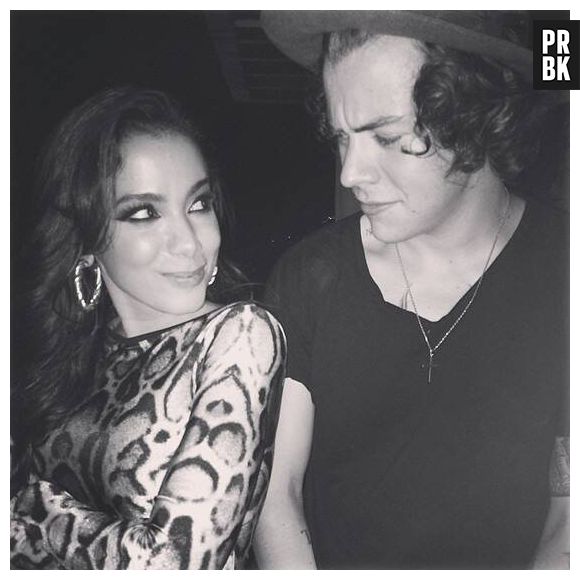 Anitta teria ficado com Harry Styles em uma festa quando ele veio ao Brasil