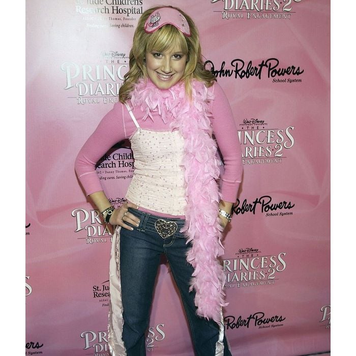 Ashley Tisdale arrasou com plumas e sobreposição na estreia de &quot;O Diário da Princesa 2&quot;, em 2004