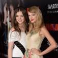 Taylor Swift posou ao lado de Hailee Steinfeld na première de "Romeu e Julieta"