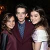 As atrizes Bailee Madison e Hailee Steinfeld posam com Kodi Smit-McPhee na première de "Romeu e Julieta"