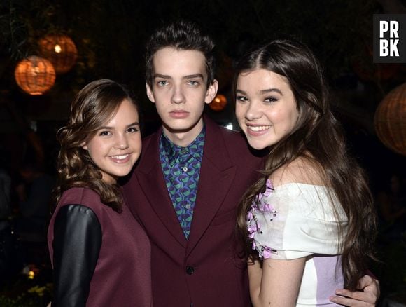 As atrizes Bailee Madison e Hailee Steinfeld posam com Kodi Smit-McPhee na première de "Romeu e Julieta"