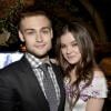 Douglas Booth e Hailee Steinfeld vivem o casal Romeu e Julieta na refilmagem desse clássico