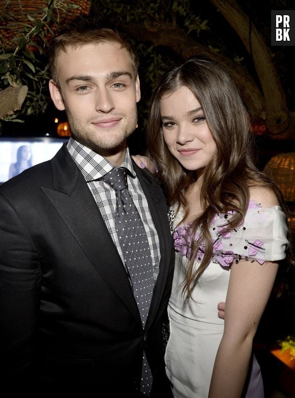 Douglas Booth e Hailee Steinfeld vivem o casal Romeu e Julieta na refilmagem desse clássico